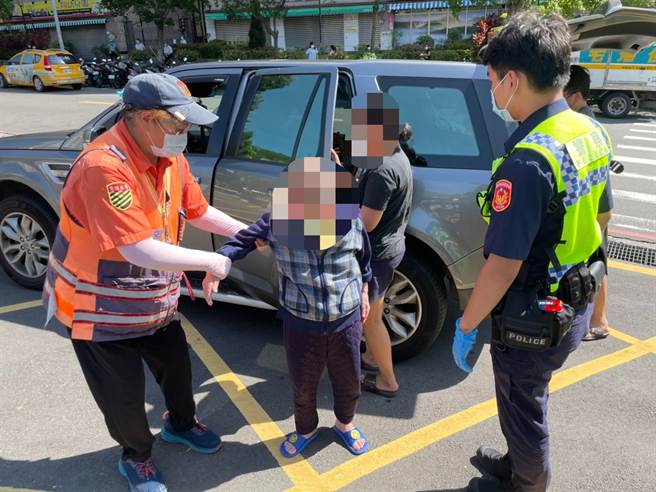 疫苗接種首日人潮踴躍，林口警維安也為民服務。(戴志揚翻攝)