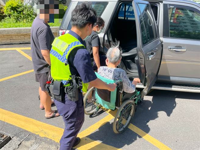 疫苗接種首日人潮踴躍，林口警維安也為民服務。(戴志揚翻攝)