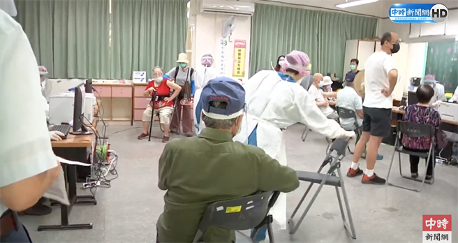 圖為長輩們在椅子上，等醫護施打疫苗。（中時新聞網youtube）