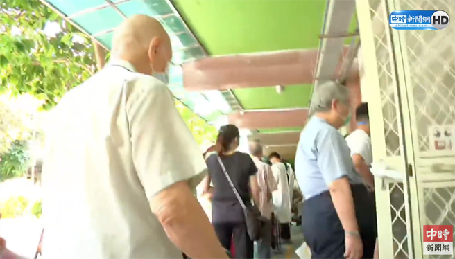 注射區門口擠一堆老人。（中時新聞網youtube）