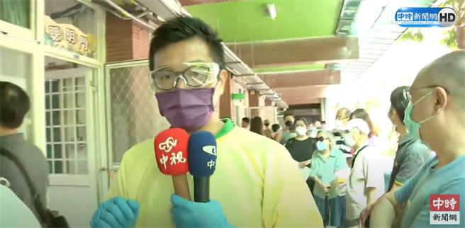 老人家都在注射區門外排隊，像投票現場一樣，忘記保持社交距離。（中時新聞網youtube）