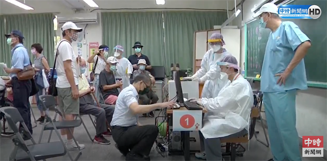 老人家坐在椅子上，由醫護上前施打。（中時新聞網youtube）