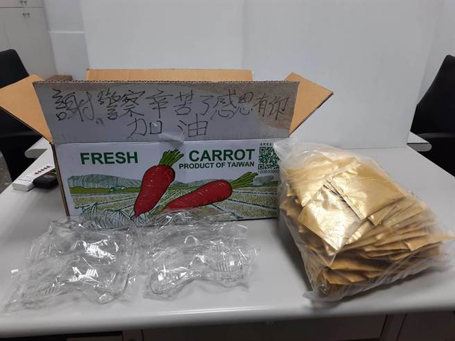 清水警分局陆续收到民眾送来咖啡、蛋糕、能量饮、运动饮料及防护面罩等各项物资。（清水警分局提供／陈淑娥台中传真）