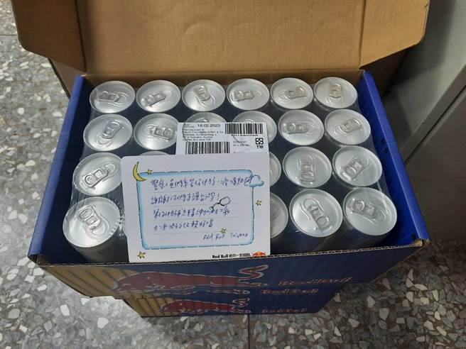 清水警分局陆续收到民眾送来咖啡、蛋糕、能量饮、运动饮料及防护面罩等各项物资。（清水警分局提供／陈淑娥台中传真）