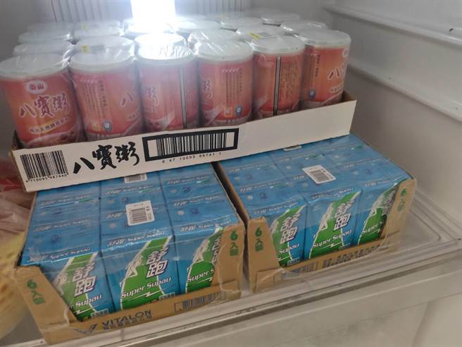 清水警分局陆续收到民眾送来咖啡、蛋糕、能量饮、运动饮料及防护面罩等各项物资。（清水警分局提供／陈淑娥台中传真）