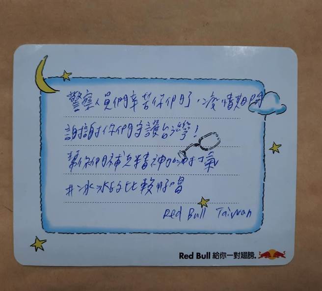 清水警分局陆续收到民眾送来的各项物资，还有加油打气的小卡片。（清水警分局提供／陈淑娥台中传真）