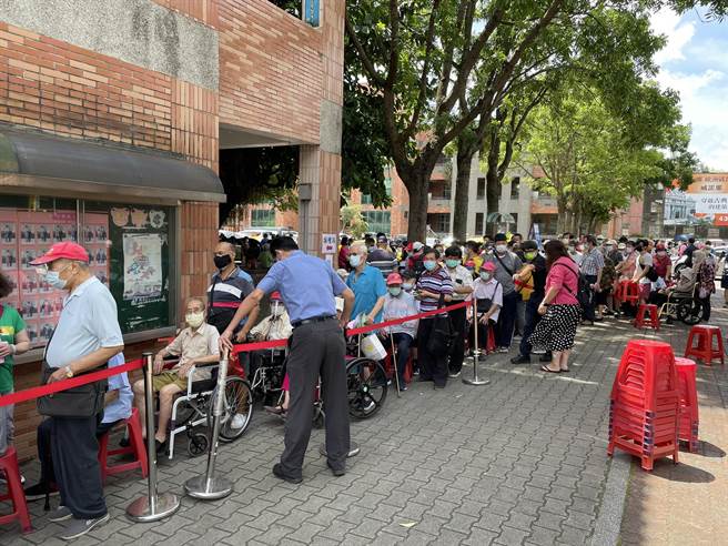 醫生擔心長者在大熱天出門排隊，對心血管的熱傷害。胡采蘋建議，各縣市可考慮到家施打疫苗，避免老人在烈日下曝曬的機會。圖為桃園市平鎮區南勢國小接種站現場人山人海。(資料照／呂筱蟬攝)