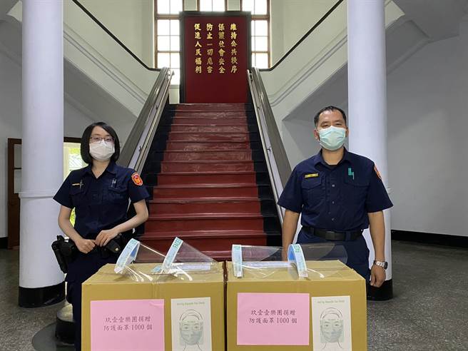 知名饶舌天团玖壹壹在警察节前夕，主动购入1000个防护面罩赠送给台中市警第一分局，让警察在第一线无后顾之忧。（图／台中市警第一分局提供）