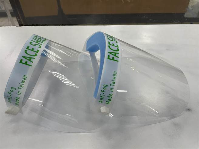 知名饶舌天团玖壹壹在警察节前夕，主动购入1000个防护面罩赠送给台中市警第一分局，让警察在第一线无后顾之忧。（图／台中市警第一分局提供）