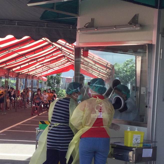 高市劳工局对产业园区移工进行快筛作业，预计全市12处产业园区将可在18日前完成1万7