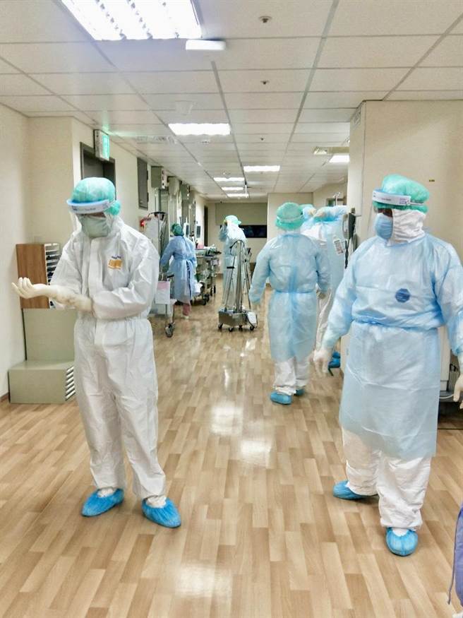 医护人员在不违反第三级防疫警戒的前提下，分别录制合唱、记录下医护人员穿防护衣照护患者、注射疫苗等抗疫日常。（秀传医疗体系提供／谢琼云彰化传真）