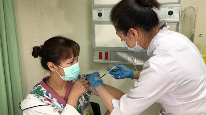 医护人员在不违反第三级防疫警戒的前提下，分别录制合唱、记录下医护人员穿防护衣照护患者、注射疫苗等抗疫日常。（秀传医疗体系提供／谢琼云彰化传真）