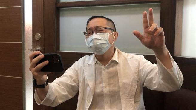 发起秀传防疫大合唱的黄汉斌医师。（秀传医疗体系提供／谢琼云彰化传真）