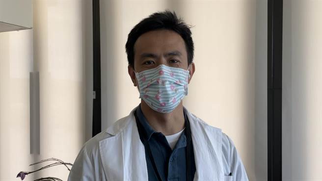 彰滨秀传医院院长黄士维也加入大合唱行列，希望藉歌声为大家加油。（秀传医疗体系提供／谢琼云彰化传真）