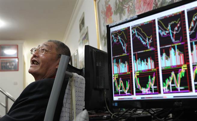 有「楊百萬」、「中國第一股民」之稱的資深股民楊懷定於6月13日凌晨去世、享年71歲。（新華社）