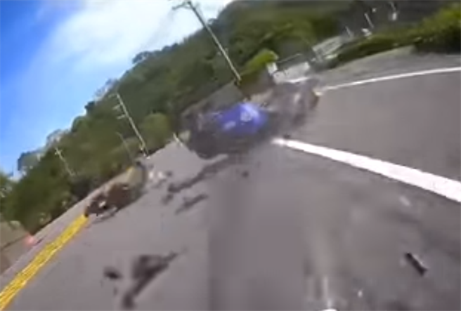 重机发生对撞瞬间人倒车毁。（图／翻摄自脸书记者爆料网画面）