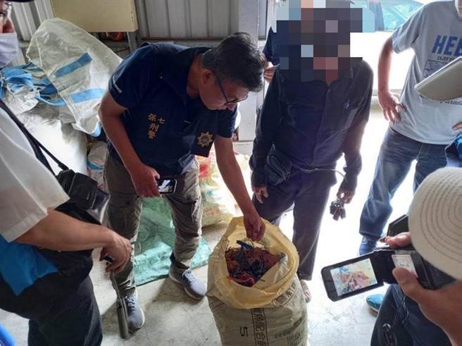 保七刑大人員在高雄大寮地下工廠查獲楊姓負責人將飼料袋內裝塑膠廢料，打算載運到屏東林地棄置。（圖：保七刑大提供）