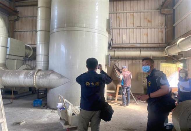 楊姓負責人在高雄大寮地下工廠內以大型鍋爐萃取電路板上的貴重金屬圖利，卻任意棄置塑膠廢料。（圖：保七刑大提供）