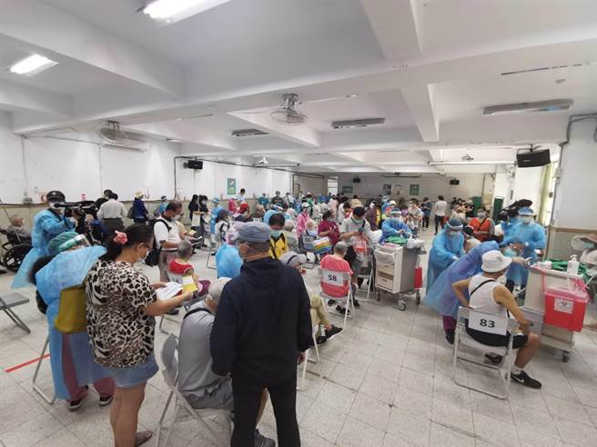 有里长抱怨乱象百出，一早就有许多长者和家属出现在施打地点，队伍大排长龙。（里长陈峙颖提供／游念育台北传真）