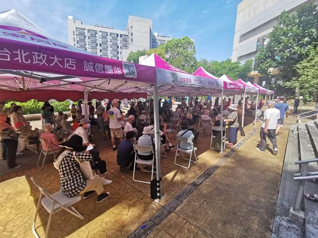 长者必须在户外36度高温下等待曝晒，整个施打流程将近2小时。（里长陈峙颖提供／游念育台北传真）