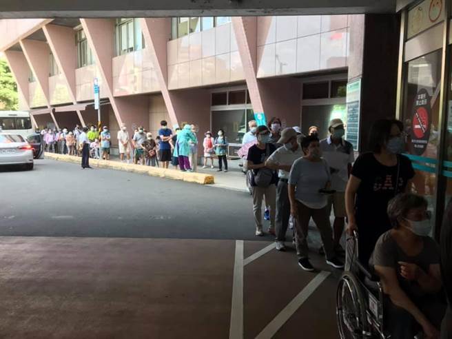 有网友也在脸书上指出，一早抵达医院看到大厅排满一大堆人，门口排队甚至排到停车场，数位化、预约制搞死老人家。（摘自张芳荣脸书）