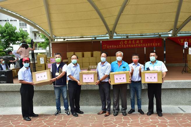 丰原慈济宫捐赠防疫物资给公所前线人员。（丰原慈济宫提供／陈淑娥台中传真）