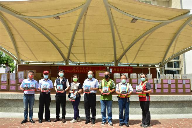 丰原慈济宫捐赠防疫物资给公所前线人员。（丰原慈济宫提供／陈淑娥台中传真）