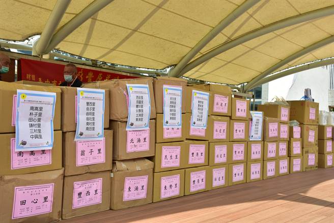 丰原慈济宫捐赠防疫物资给公所前线人员。（丰原慈济宫提供／陈淑娥台中传真）