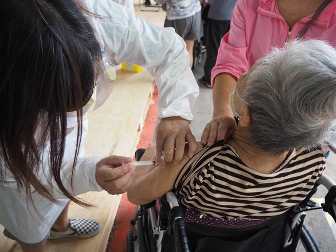 新竹市14日率全國之先開打，昨天原造冊施打6000人，1天下來報到施打人數為3655人，施打率6成多。（陳育賢攝）