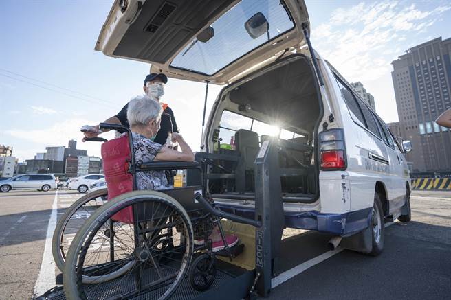 新竹市政府為長者提供的免費接送貼心服務，昨天包括疫苗計程車、復康巴士總計出動了200趟。（新竹市政府提供／陳育賢新竹傳真）