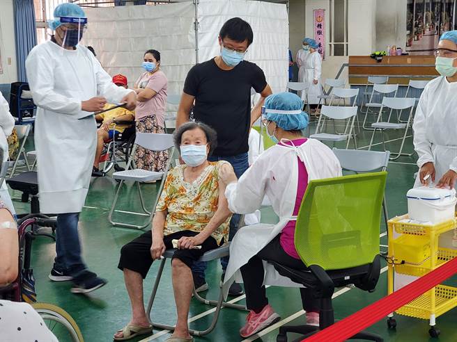 每一条接种路线摆好椅子，老人家只要坐在椅子上，医师、护士就会推着篮子车过来评估、接种，老人家需要移动，当完成施打疫苗后，休息15分钟离场，工作人员立即喷酒精消毒椅子。（周丽兰摄）