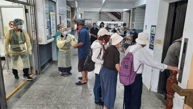 北市今起替85歲以上長者接種疫苗，但卻有接種地點設置在3樓，議員痛批淪城市障礙賽。（議員游淑慧提供）