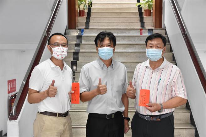 台中市大台中警察之友會豐原辦事處主任游良祺(中) 致贈慰問金，分局長吳銘淵(右)及副分局長陳維耿(左)。（豐原警分局提供／陳淑娥台中傳真）