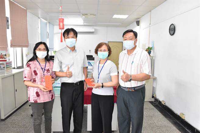 台中市大台中警察之友會豐原辦事處主任游良祺(左2) 致贈豐原分局會計室主任陳麗寬(右2)、謝雪如(左1)、分局長吳銘淵(右1)慰問金。（豐原警分局提供／陳淑娥台中傳真）