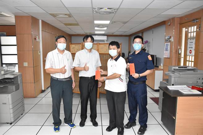 台中市大台中警察之友會豐原辦事處主任游良祺(左2) 致贈豐原分局勤務指揮中心主任許君光(右2)代表受贈。（豐原警分局提供／陳淑娥台中傳真）