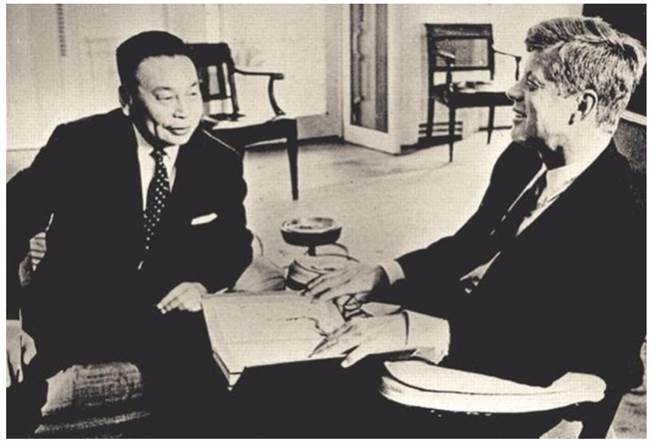 1963年，時任行政院政務委員的蔣經國，前往美國會晤甘迺迪總統。（作者提供）