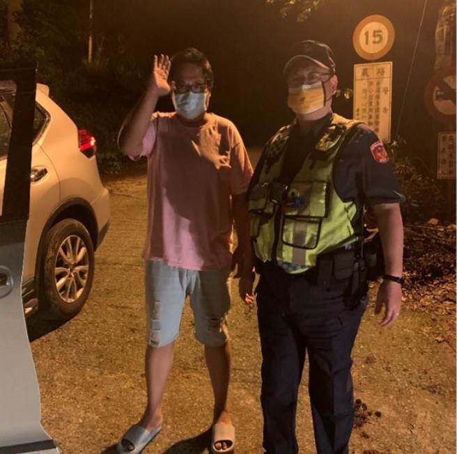 40多歲的陳姓夫妻在太平頭汴坑山區迷路，幸在警方協助下脫困。（台中市太平警分局提供／馮惠宜台中傳真）