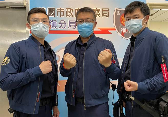 慶祝警察節桃園平鎮警友辦事處贈飛行夾克。(警方提供／呂筱蟬桃園傳真)