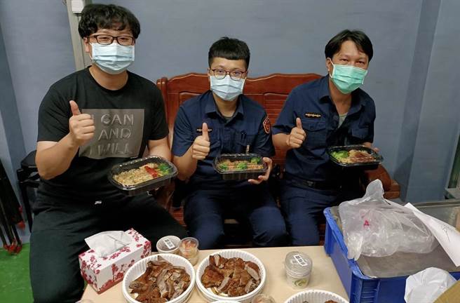 慶祝警察節桃園平鎮警友辦事處贈辛勤員警每位餐盒。(警方提供／呂筱蟬桃園傳真)
