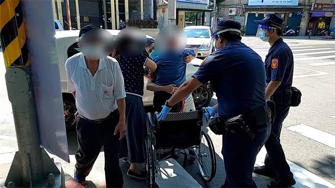 新北市新庄警分局光华所员警协助坐轮椅的阿嬷施打疫苗。（新庄警分局提供）