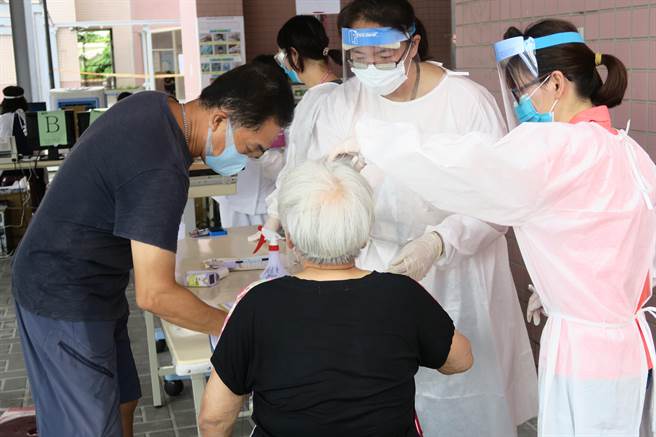 幸运在彰化医院网路挂到号的林先生表示，家中老母亲符合资格可以施打，出动5个兄弟姊妹打了三天都没「上榜」，刚好部彰网路预约有人退挂，他马上补挂到，无比幸运。(彰化医院提供／吴建辉彰化传真)