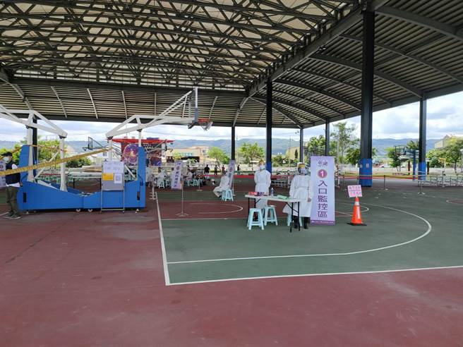  彰化包括卫生所、医院、诊所、就连篮球场都能接种疫苗，大大增加疫苗接种速度。(吴建辉摄)