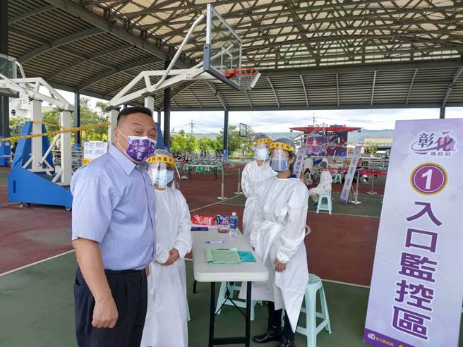 各个疫苗接种站都分成报到区、挂号区、评估区、施打区，由于到场施打的长辈通常都是已完成预约，所以过程平顺、少有纷乱。(吴建辉摄)