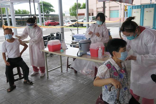 彰化县政府表示，没有电话预约到的乡亲先不用担心，下一批疫苗运抵后，将规划90岁以上长者造册通知施打，如有行动不便的长辈，将提供专车来协助，真的不行将启动到府施打的服务。(彰化医院提供／吴建辉彰化传真)