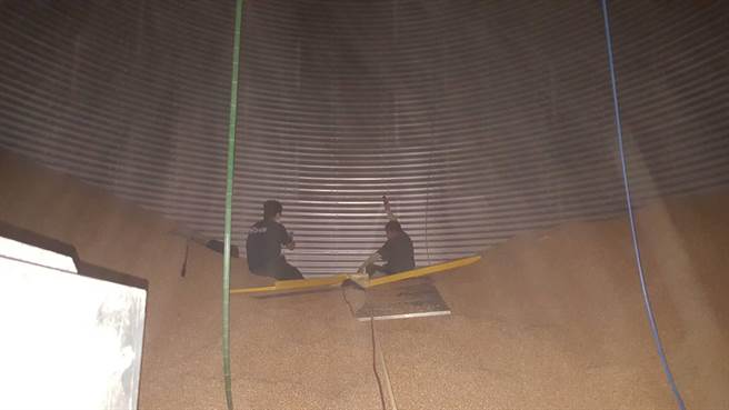 一名義竹農會員工因不明原因遭玉米倉庫玉米淹沒。（翻攝照片／張亦惠嘉縣傳真）