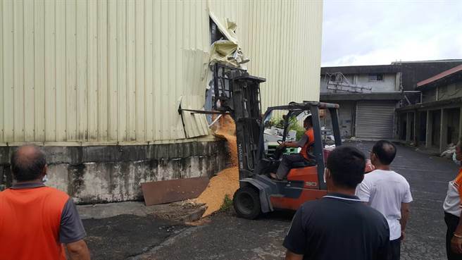 一名義竹農會員工因不明原因遭玉米倉庫玉米淹沒，使用破壞器材洩出玉米後將男子救出。（翻攝照片／張亦惠嘉縣傳真）