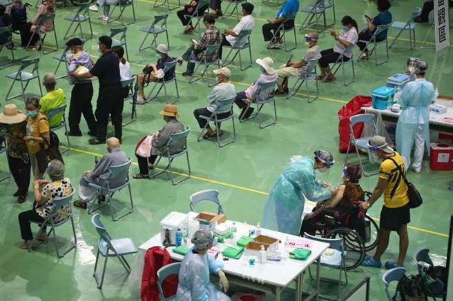 作者認為，美方宣布提供75萬劑疫苗給台灣，象徵著身處美中角力前線的台灣，戰場進一步擴張至疫苗取得之上。圖為新北市長者施打疫苗。(圖/中央社)