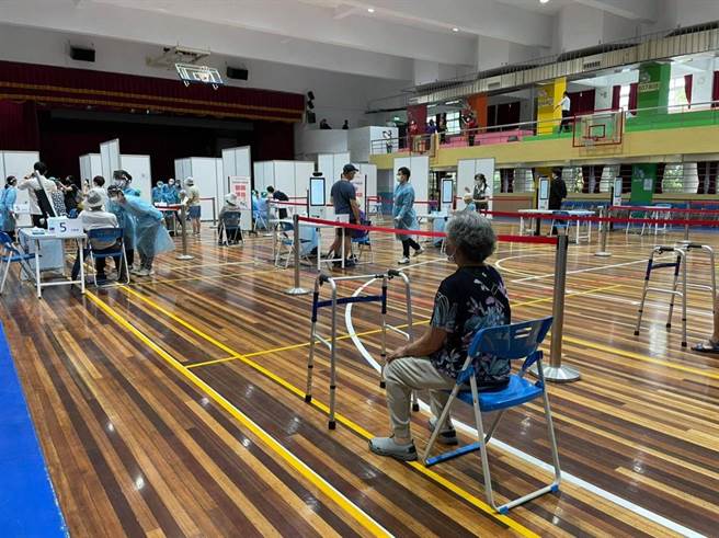 台北市今（15）日开放85岁以上长者接种AZ疫苗。（图／摘自柯文哲脸书）