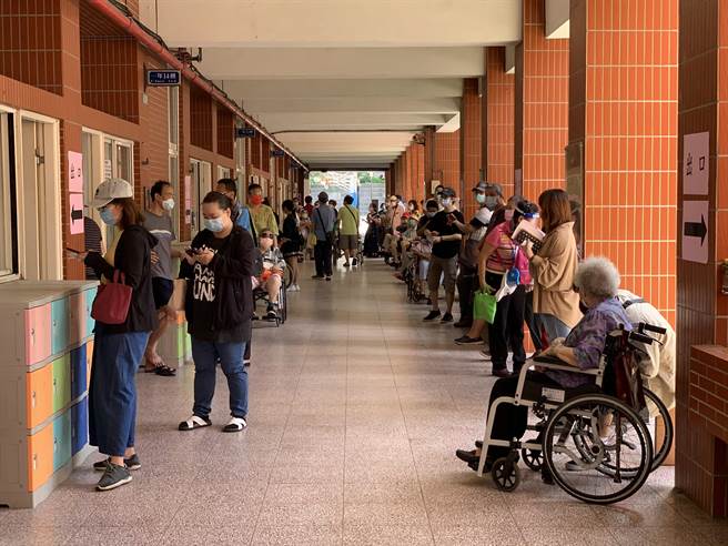 桃園市蘆竹區88歲以上的長輩可於南崁高中施打疫苗，現場不少民眾一早7點前去排隊。（姜霏攝）