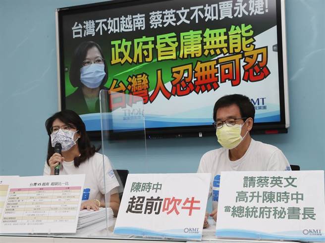 台湾疫情死亡率高居不下，国民党立院党团总召费鸿泰（右）、书记长郑丽文（左）15日举行记者会，痛批台湾防疫连越南都不如，蔡英文总统也比不上艺人贾永婕。（刘宗龙摄）
